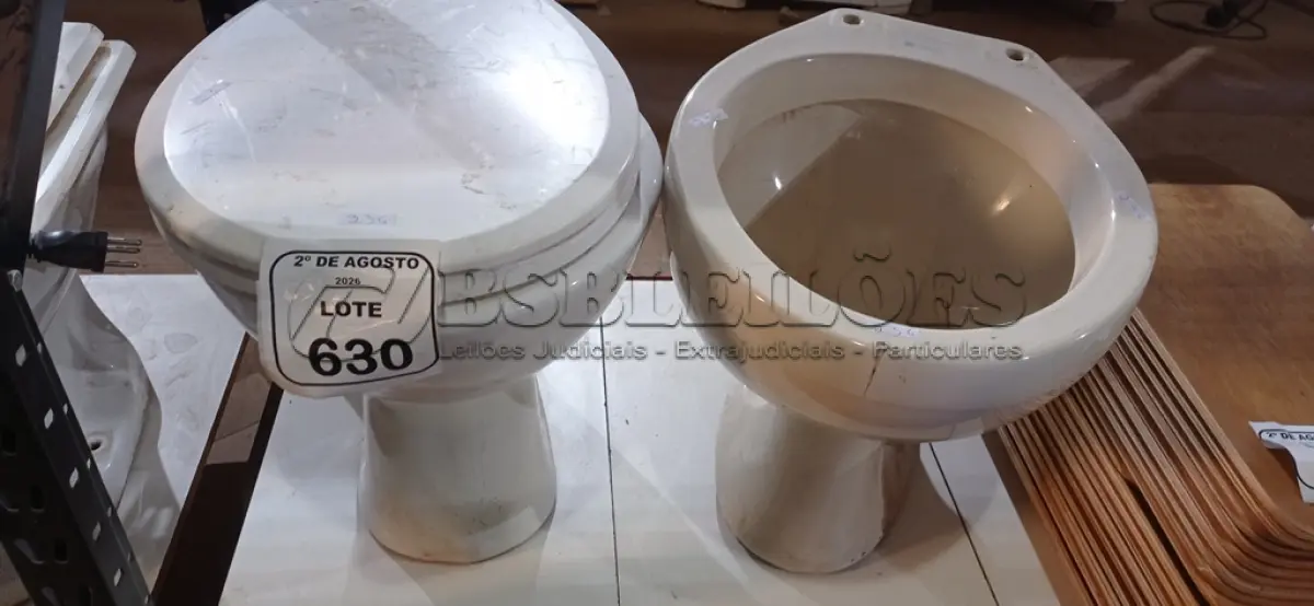 LOTE 630 - 02 VASOS SANITÁRIOS. (NO ESTADO) ATENÇÃO! FAZER A VISITAÇÃO ANTES DE ARREMATAR, NÃO SABEMOS SE FUNCIONA, LEILÃO NÃO TEM GARANTIA E NEM DEVOLUÇÃO, SUJEITO A POSSÍVEIS AVARIAS VISÍVEIS/OCULTAS E/OU AUSÊNCIA DE COMPONENTES.