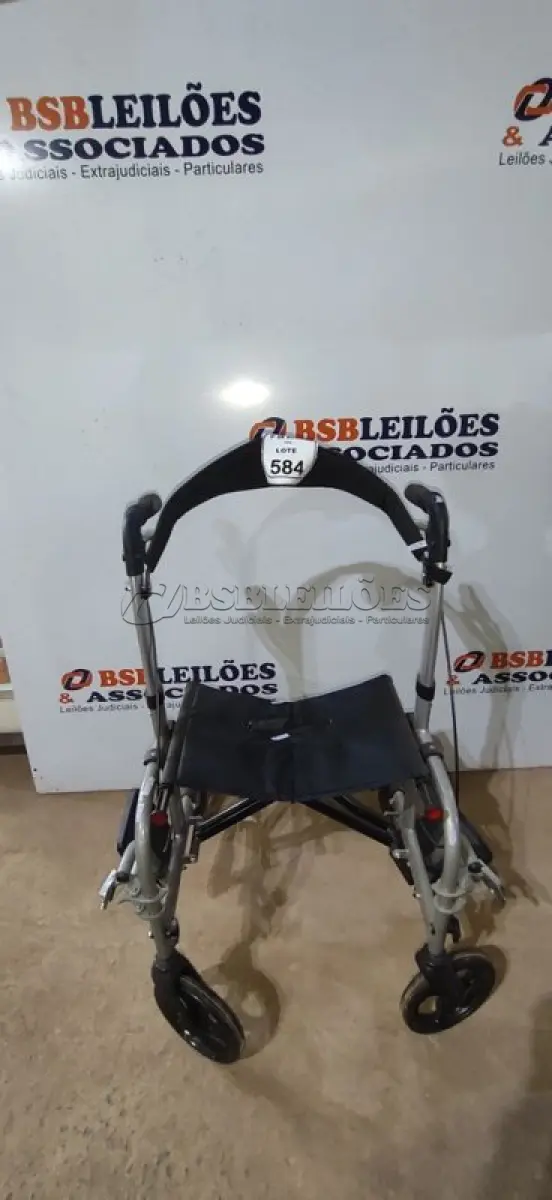 LOTE 584 - 01 ANDADOR DE 04 RODAS COM ASSENTO. (NO ESTADO) ATENÇÃO! FAZER A VISITAÇÃO ANTES DE ARREMATAR, NÃO SABEMOS SE FUNCIONA, LEILÃO NÃO TEM GARANTIA E NEM DEVOLUÇÃO, SUJEITO A POSSÍVEIS AVARIAS VISÍVEIS/OCULTAS E/OU AUSÊNCIA DE COMPONENTES.