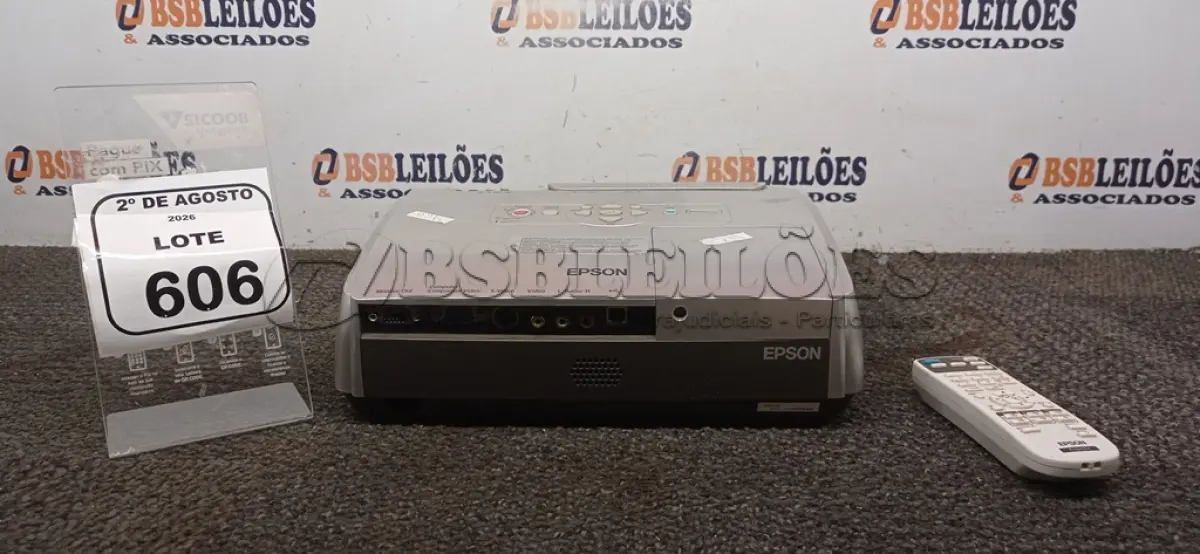 LOTE 606 - 01 PROJETOR MARCA EPSON. (NO ESTADO) ATENÇÃO! FAZER A VISITAÇÃO ANTES DE ARREMATAR, NÃO SABEMOS SE FUNCIONA, LEILÃO NÃO TEM GARANTIA E NEM DEVOLUÇÃO, SUJEITO A POSSÍVEIS AVARIAS VISÍVEIS/OCULTAS E/OU AUSÊNCIA DE COMPONENTES.