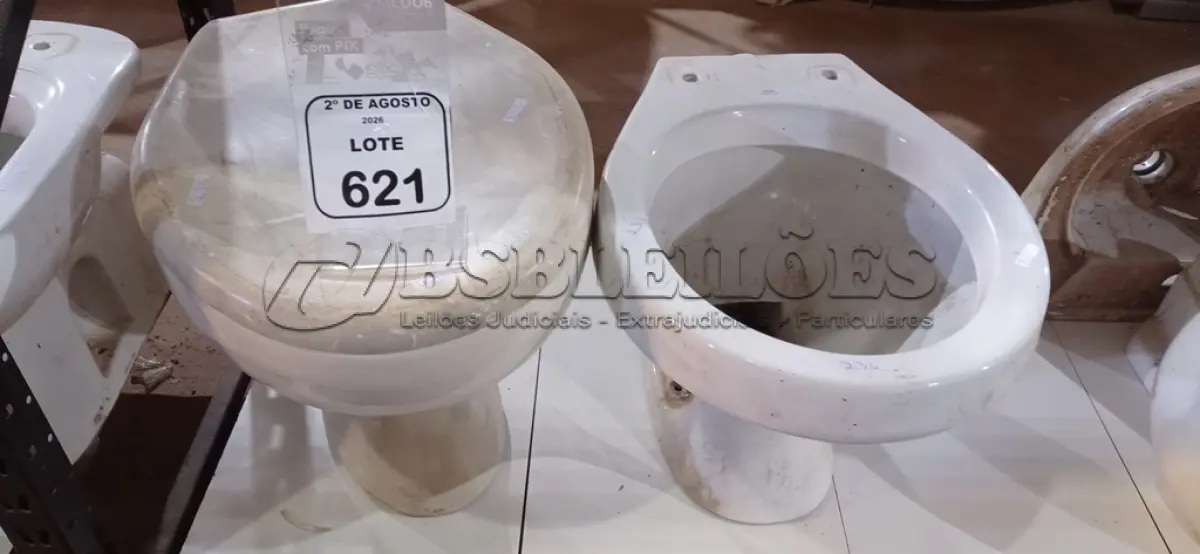 LOTE 621 - 02 VASOS SANITÁRIOS. (NO ESTADO) ATENÇÃO! FAZER A VISITAÇÃO ANTES DE ARREMATAR, NÃO SABEMOS SE FUNCIONA, LEILÃO NÃO TEM GARANTIA E NEM DEVOLUÇÃO, SUJEITO A POSSÍVEIS AVARIAS VISÍVEIS/OCULTAS E/OU AUSÊNCIA DE COMPONENTES.