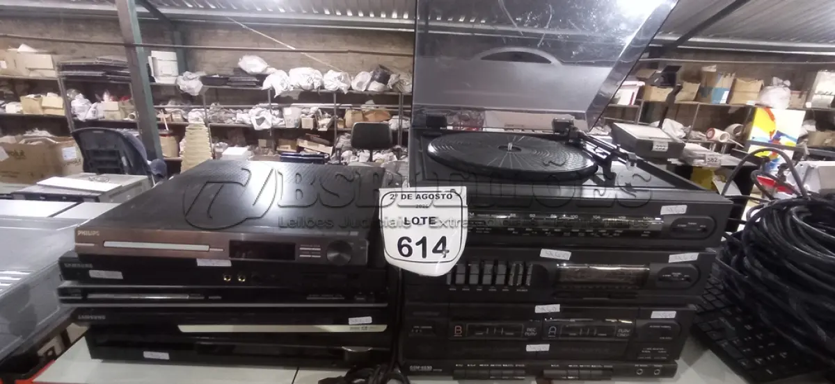LOTE 614 - 01 APARELHO DE SOM 3 EM 1 E 05 APARELHOS DE DVD DE MARCAS E MODELOS DIVERSOS. (NO ESTADO) ATENÇÃO! FAZER A VISITAÇÃO ANTES DE ARREMATAR, NÃO SABEMOS SE FUNCIONA, LEILÃO NÃO TEM GARANTIA E NEM DEVOLUÇÃO, SUJEITO A POSSÍVEIS AVARIAS VISÍVEIS/OCULTAS E/OU AUSÊNCIA DE COMPONENTES.