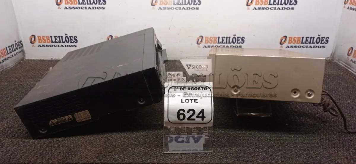 LOTE 624 - 01 LEITOR DE FITA CASSETE E 01 APARELHO DE VÍDEO CASSETE. (NO ESTADO) ATENÇÃO! FAZER A VISITAÇÃO ANTES DE ARREMATAR, NÃO SABEMOS SE FUNCIONA, LEILÃO NÃO TEM GARANTIA E NEM DEVOLUÇÃO, SUJEITO A POSSÍVEIS AVARIAS VISÍVEIS/OCULTAS E/OU AUSÊNCIA DE COMPONENTES.