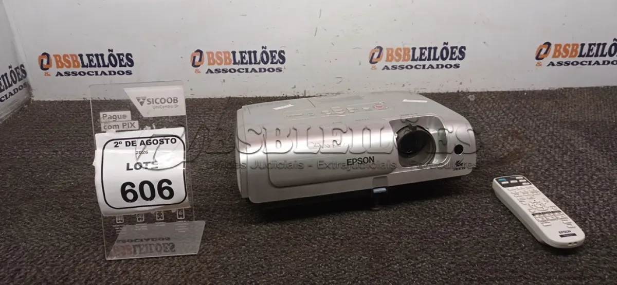 LOTE 606 - 01 PROJETOR MARCA EPSON. (NO ESTADO) ATENÇÃO! FAZER A VISITAÇÃO ANTES DE ARREMATAR, NÃO SABEMOS SE FUNCIONA, LEILÃO NÃO TEM GARANTIA E NEM DEVOLUÇÃO, SUJEITO A POSSÍVEIS AVARIAS VISÍVEIS/OCULTAS E/OU AUSÊNCIA DE COMPONENTES.