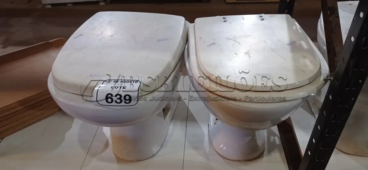 LOTE 639 - 02 VASOS SANITÁRIOS. (NO ESTADO) ATENÇÃO! FAZER A VISITAÇÃO ANTES DE ARREMATAR, NÃO SABEMOS SE FUNCIONA, LEILÃO NÃO TEM GARANTIA E NEM DEVOLUÇÃO, SUJEITO A POSSÍVEIS AVARIAS VISÍVEIS/OCULTAS E/OU AUSÊNCIA DE COMPONENTES.