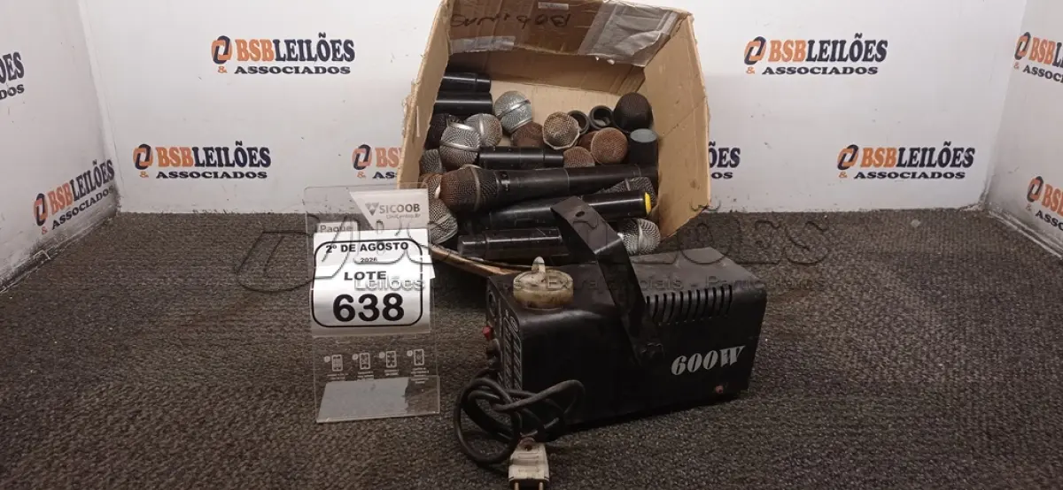 LOTE 638 - 01 MÁQUINA DE FUMAÇA E VÁRIOS MICROFONES DE MARCAS E MODELOS DIVERSOS. (NO ESTADO) ATENÇÃO! FAZER A VISITAÇÃO ANTES DE ARREMATAR, NÃO SABEMOS SE FUNCIONA, LEILÃO NÃO TEM GARANTIA E NEM DEVOLUÇÃO, SUJEITO A POSSÍVEIS AVARIAS VISÍVEIS/OCULTAS E/OU AUSÊNCIA DE COMPONENTES.