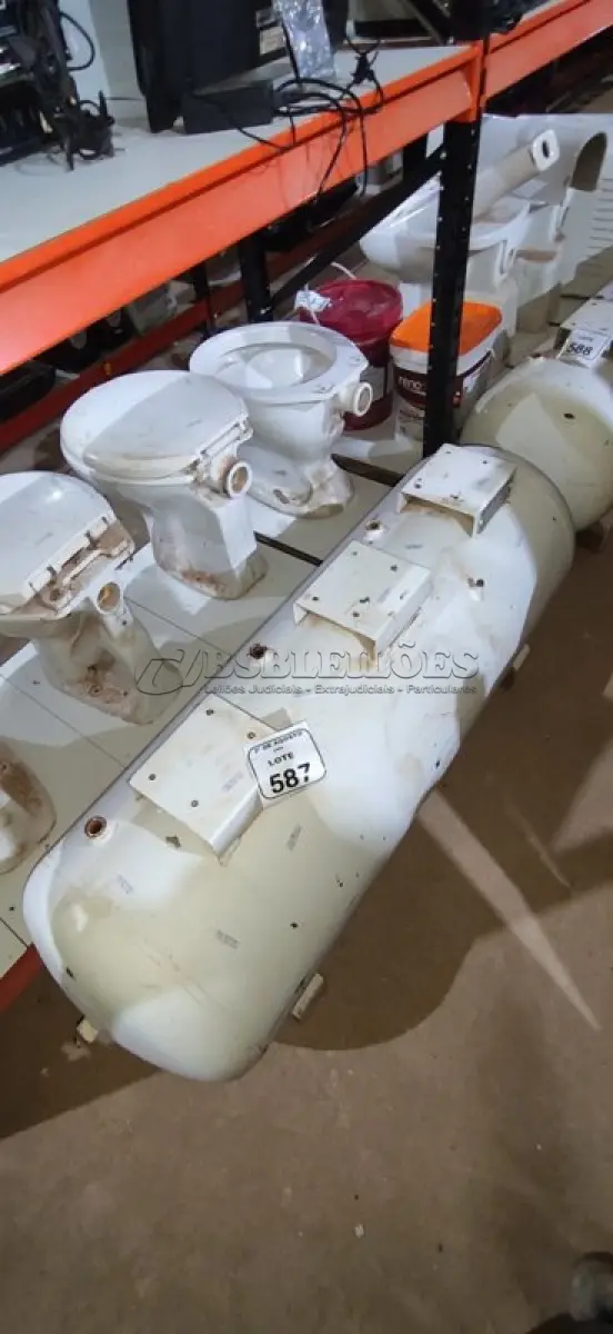 LOTE 587 - 01 CILINDRO DE COMPRESSOR DE AR. (NO ESTADO) ATENÇÃO! FAZER A VISITAÇÃO ANTES DE ARREMATAR, NÃO SABEMOS SE FUNCIONA, LEILÃO NÃO TEM GARANTIA E NEM DEVOLUÇÃO, SUJEITO A POSSÍVEIS AVARIAS VISÍVEIS/OCULTAS E/OU AUSÊNCIA DE COMPONENTES.