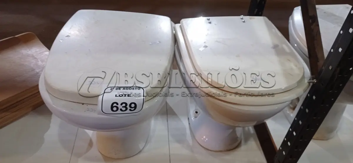 LOTE 639 - 02 VASOS SANITÁRIOS. (NO ESTADO) ATENÇÃO! FAZER A VISITAÇÃO ANTES DE ARREMATAR, NÃO SABEMOS SE FUNCIONA, LEILÃO NÃO TEM GARANTIA E NEM DEVOLUÇÃO, SUJEITO A POSSÍVEIS AVARIAS VISÍVEIS/OCULTAS E/OU AUSÊNCIA DE COMPONENTES.