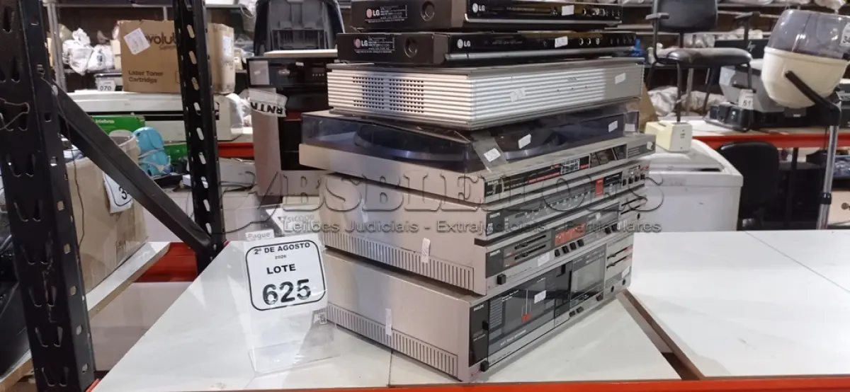 LOTE 625 - 02 APARELHOS DE DVD MARCA LG, 01 TERMINAL DE COMUNICAÇÃO MARCA SONY, 01 TOCA VINIL MARCA PHILIPS, 01 RECEIVER FR 210 MARCA PHILIPS E 01 TOCA FITAS FC 210 MARCA PHILIPS. (NO ESTADO) ATENÇÃO! FAZER A VISITAÇÃO ANTES DE ARREMATAR, NÃO SABEMOS SE FUNCIONA, LEILÃO NÃO TEM GARANTIA E NEM DEVOLUÇÃO, SUJEITO A POSSÍVEIS AVARIAS VISÍVEIS/OCULTAS E/OU AUSÊNCIA DE COMPONENTES.