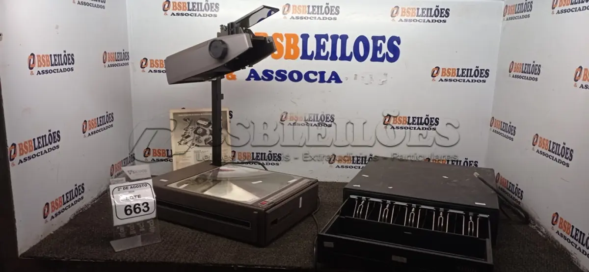 LOTE 663 - 01 RETROPROJETOR MARCA 3M E 01 GAVETA DE DINHEIRO. (NO ESTADO) ATENÇÃO! FAZER A VISITAÇÃO ANTES DE ARREMATAR, NÃO SABEMOS SE FUNCIONA, LEILÃO NÃO TEM GARANTIA E NEM DEVOLUÇÃO, SUJEITO A POSSÍVEIS AVARIAS VISÍVEIS/OCULTAS E/OU AUSÊNCIA DE COMPONENTES.