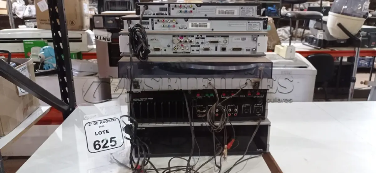 LOTE 625 - 02 APARELHOS DE DVD MARCA LG, 01 TERMINAL DE COMUNICAÇÃO MARCA SONY, 01 TOCA VINIL MARCA PHILIPS, 01 RECEIVER FR 210 MARCA PHILIPS E 01 TOCA FITAS FC 210 MARCA PHILIPS. (NO ESTADO) ATENÇÃO! FAZER A VISITAÇÃO ANTES DE ARREMATAR, NÃO SABEMOS SE FUNCIONA, LEILÃO NÃO TEM GARANTIA E NEM DEVOLUÇÃO, SUJEITO A POSSÍVEIS AVARIAS VISÍVEIS/OCULTAS E/OU AUSÊNCIA DE COMPONENTES.