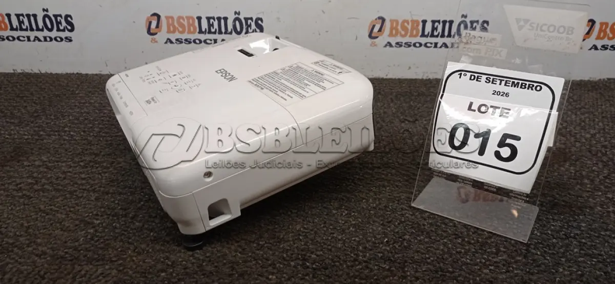 LOTE 015 - 01 PROJETOR MARCA EPSON SEM CABOS. (NO ESTADO) ATENÇÃO! FAZER A VISITAÇÃO ANTES DE ARREMATAR, NÃO SABEMOS SE FUNCIONA, LEILÃO NÃO TEM GARANTIA E NEM DEVOLUÇÃO, SUJEITO A POSSÍVEIS AVARIAS VISÍVEIS/OCULTAS E/OU AUSÊNCIA DE COMPONENTES.