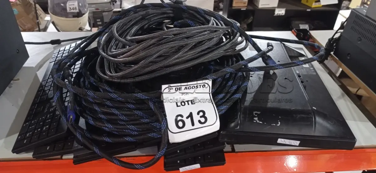 LOTE 613 - 02 MONITORES E VÁRIOS TECLADOS DE PC E CABO HDMI. (NO ESTADO) ATENÇÃO! FAZER A VISITAÇÃO ANTES DE ARREMATAR, NÃO SABEMOS SE FUNCIONA, LEILÃO NÃO TEM GARANTIA E NEM DEVOLUÇÃO, SUJEITO A POSSÍVEIS AVARIAS VISÍVEIS/OCULTAS E/OU AUSÊNCIA DE COMPONENTES.