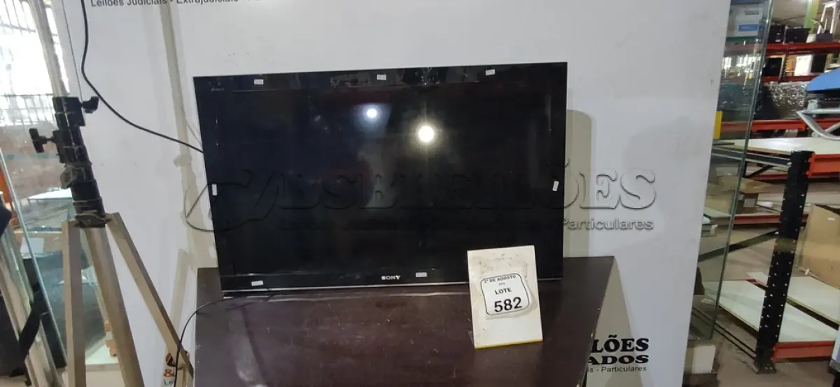LOTE 582 - O1 TV 40’’ MARCA SONY. (NO ESTADO) ATENÇÃO! FAZER A VISITAÇÃO ANTES DE ARREMATAR, NÃO SABEMOS SE FUNCIONA, LEILÃO NÃO TEM GARANTIA E NEM DEVOLUÇÃO, SUJEITO A POSSÍVEIS AVARIAS VISÍVEIS/OCULTAS E/OU AUSÊNCIA DE COMPONENTES.