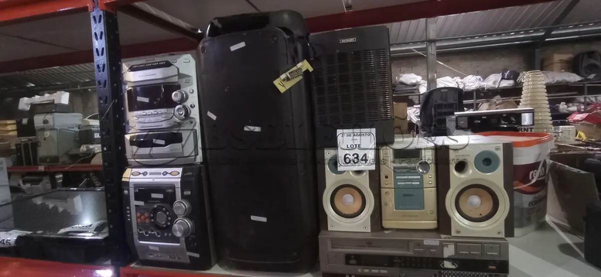 LOTE 634 - 01 LEITOR DE VÍDEO CASSETE E 05 APARELHOS DE SOM DE MARCAS E MODELOS DIVERSOS. (NO ESTADO) ATENÇÃO! FAZER A VISITAÇÃO ANTES DE ARREMATAR, NÃO SABEMOS SE FUNCIONA, LEILÃO NÃO TEM GARANTIA E NEM DEVOLUÇÃO, SUJEITO A POSSÍVEIS AVARIAS VISÍVEIS/OCULTAS E/OU AUSÊNCIA DE COMPONENTES.