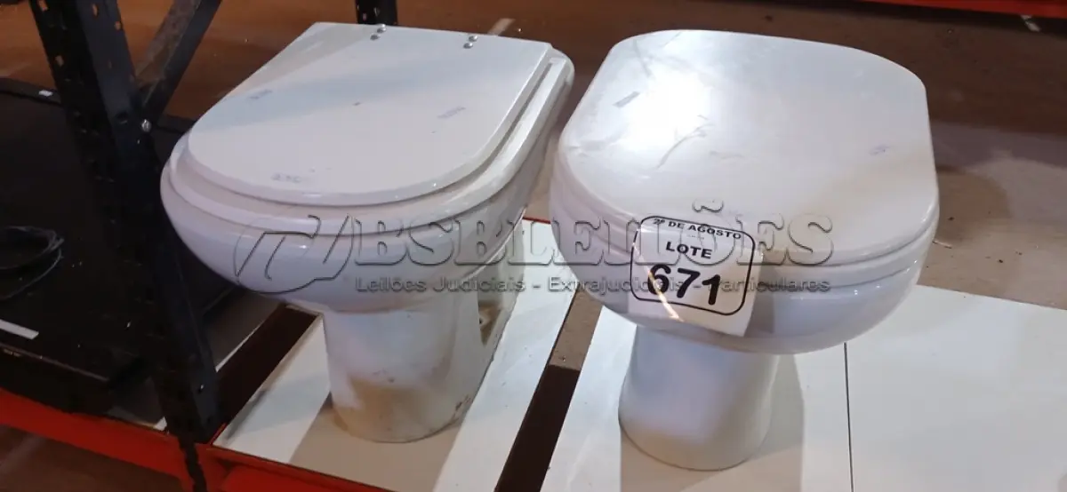 LOTE 671 - 02 VASOS SANITÁRIOS. (NO ESTADO) ATENÇÃO! FAZER A VISITAÇÃO ANTES DE ARREMATAR, NÃO SABEMOS SE FUNCIONA, LEILÃO NÃO TEM GARANTIA E NEM DEVOLUÇÃO, SUJEITO A POSSÍVEIS AVARIAS VISÍVEIS/OCULTAS E/OU AUSÊNCIA DE COMPONENTES.