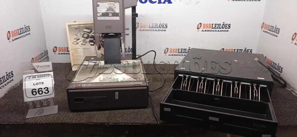 LOTE 663 - 01 RETROPROJETOR MARCA 3M E 01 GAVETA DE DINHEIRO. (NO ESTADO) ATENÇÃO! FAZER A VISITAÇÃO ANTES DE ARREMATAR, NÃO SABEMOS SE FUNCIONA, LEILÃO NÃO TEM GARANTIA E NEM DEVOLUÇÃO, SUJEITO A POSSÍVEIS AVARIAS VISÍVEIS/OCULTAS E/OU AUSÊNCIA DE COMPONENTES.
