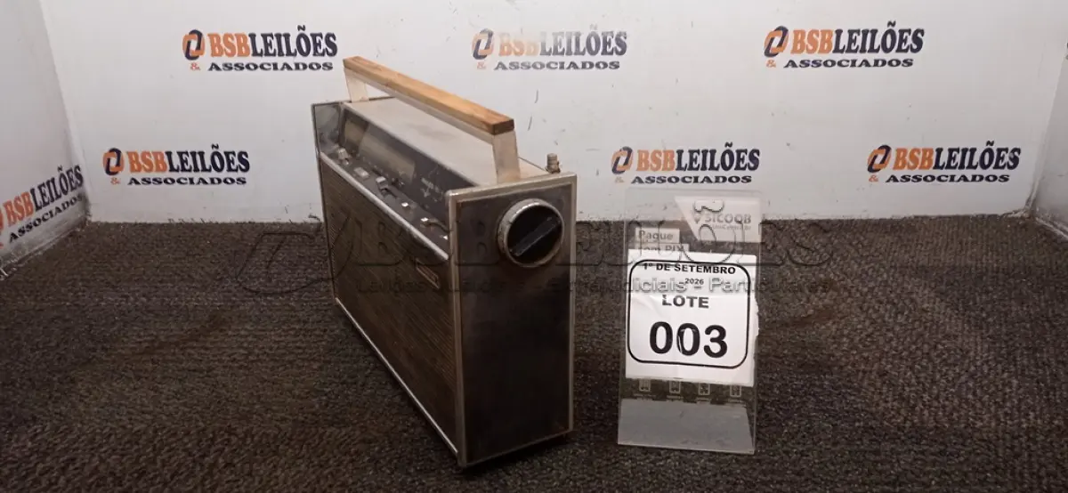 LOTE 003 - 01 RÁDIO ANTIGO MODELO TRANSGLOBE SOLID STATE MARCA PHILCO. (NO ESTADO) ATENÇÃO! FAZER A VISITAÇÃO ANTES DE ARREMATAR, NÃO SABEMOS SE FUNCIONA, LEILÃO NÃO TEM GARANTIA E NEM DEVOLUÇÃO, SUJEITO A POSSÍVEIS AVARIAS VISÍVEIS/OCULTAS E/OU AUSÊNCIA DE COMPONENTES.