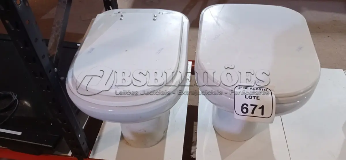 LOTE 671 - 02 VASOS SANITÁRIOS. (NO ESTADO) ATENÇÃO! FAZER A VISITAÇÃO ANTES DE ARREMATAR, NÃO SABEMOS SE FUNCIONA, LEILÃO NÃO TEM GARANTIA E NEM DEVOLUÇÃO, SUJEITO A POSSÍVEIS AVARIAS VISÍVEIS/OCULTAS E/OU AUSÊNCIA DE COMPONENTES.