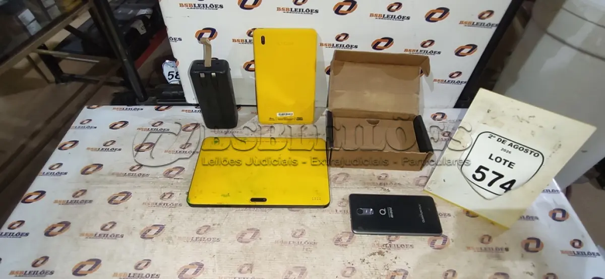 LOTE 574 - 01 POWER BANK, 01 CELULAR E 02 TABLETS DE MARCAS DIVERSAS. (NO ESTADO) ATENÇÃO! FAZER A VISITAÇÃO ANTES DE ARREMATAR, NÃO SABEMOS SE FUNCIONA, LEILÃO NÃO TEM GARANTIA E NEM DEVOLUÇÃO, SUJEITO A POSSÍVEIS AVARIAS VISÍVEIS/OCULTAS E/OU AUSÊNCIA DE COMPONENTES.