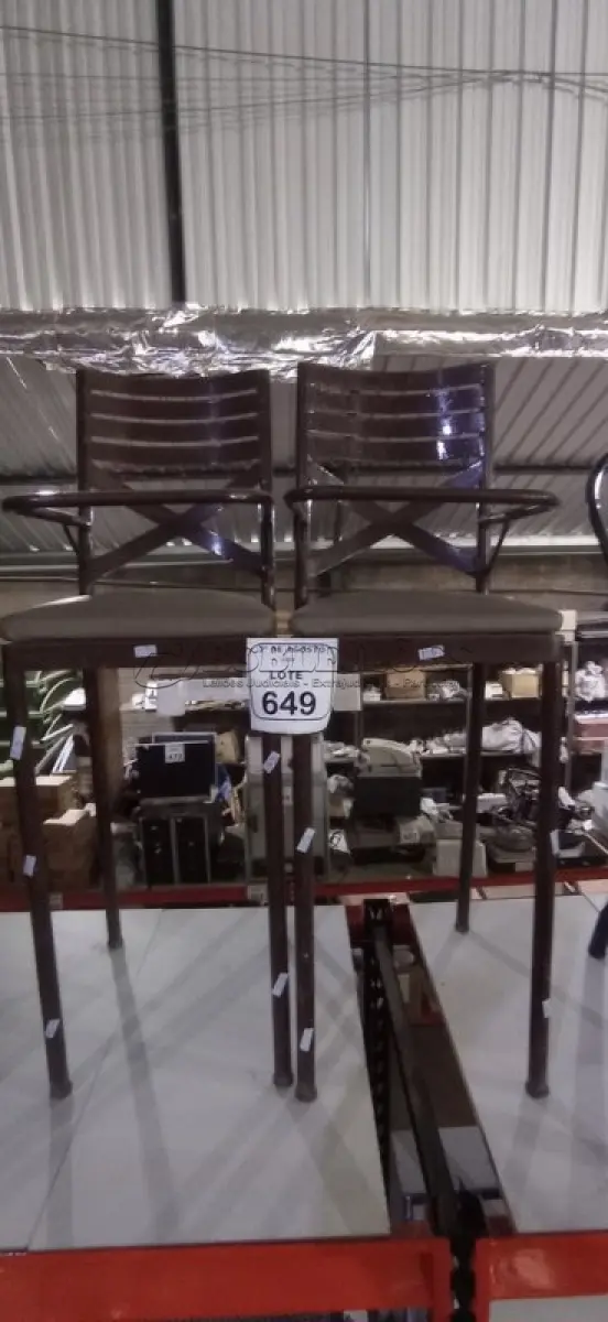LOTE 649 - 02 BANQUETAS ALTAS DE FERRO PARA CRIANÇA. (NO ESTADO) ATENÇÃO! FAZER A VISITAÇÃO ANTES DE ARREMATAR, NÃO SABEMOS SE FUNCIONA, LEILÃO NÃO TEM GARANTIA E NEM DEVOLUÇÃO, SUJEITO A POSSÍVEIS AVARIAS VISÍVEIS/OCULTAS E/OU AUSÊNCIA DE COMPONENTES.