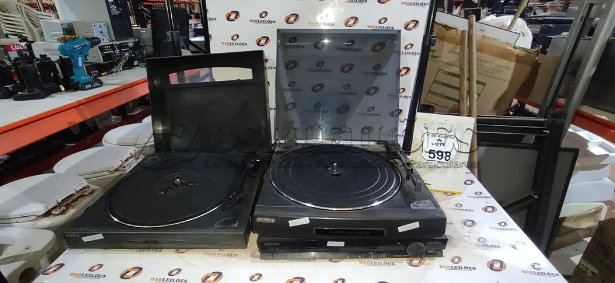 LOTE 598 - 02 TOCA VINIL E 01 APARELHO DE DVD MARCA SONY. (NO ESTADO) ATENÇÃO! FAZER A VISITAÇÃO ANTES DE ARREMATAR, NÃO SABEMOS SE FUNCIONA, LEILÃO NÃO TEM GARANTIA E NEM DEVOLUÇÃO, SUJEITO A POSSÍVEIS AVARIAS VISÍVEIS/OCULTAS E/OU AUSÊNCIA DE COMPONENTES.