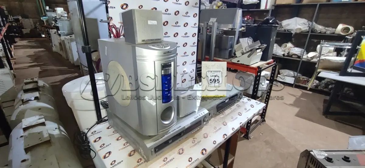 LOTE 595 - 01 VIDEOKÊ MODELO VMP-2500S MARCA RAF, 01 LEITOR DE DVD DE 5 DISCOS, 01 SUBWOOFER E 03 CAIXAS DE SOM PEQUENAS. (NO ESTADO) ATENÇÃO! FAZER A VISITAÇÃO ANTES DE ARREMATAR, NÃO SABEMOS SE FUNCIONA, LEILÃO NÃO TEM GARANTIA E NEM DEVOLUÇÃO, SUJEITO A POSSÍVEIS AVARIAS VISÍVEIS/OCULTAS E/OU AUSÊNCIA DE COMPONENTES.