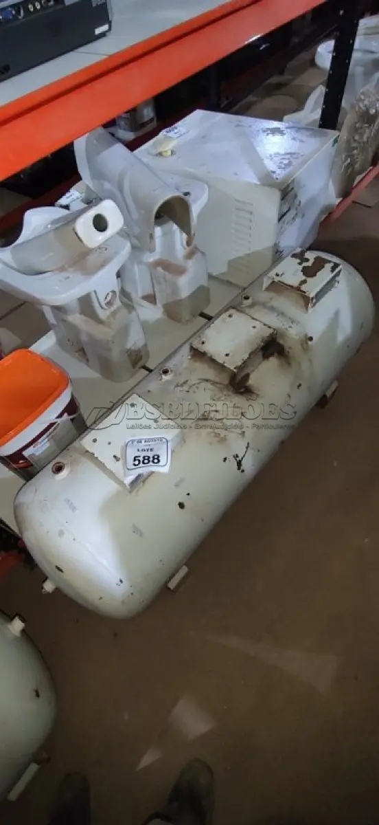 LOTE 588 - 01 CILINDRO DE COMPRESSOR DE AR. (NO ESTADO) ATENÇÃO! FAZER A VISITAÇÃO ANTES DE ARREMATAR, NÃO SABEMOS SE FUNCIONA, LEILÃO NÃO TEM GARANTIA E NEM DEVOLUÇÃO, SUJEITO A POSSÍVEIS AVARIAS VISÍVEIS/OCULTAS E/OU AUSÊNCIA DE COMPONENTES.