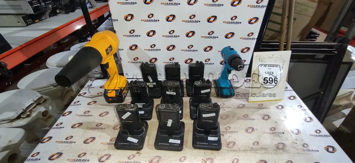 LOTE 596 - 01 SOPRADOR A BATERIA MARCA RHOTSTAR, 01 PARAFUSADEIRA 20V MARCA TSSAPER E 09 RÁDIOS COMUNICADORES MARCA MOTOROLA. (NO ESTADO) ATENÇÃO! FAZER A VISITAÇÃO ANTES DE ARREMATAR, NÃO SABEMOS SE FUNCIONA, LEILÃO NÃO TEM GARANTIA E NEM DEVOLUÇÃO, SUJEITO A POSSÍVEIS AVARIAS VISÍVEIS/OCULTAS E/OU AUSÊNCIA DE COMPONENTES.