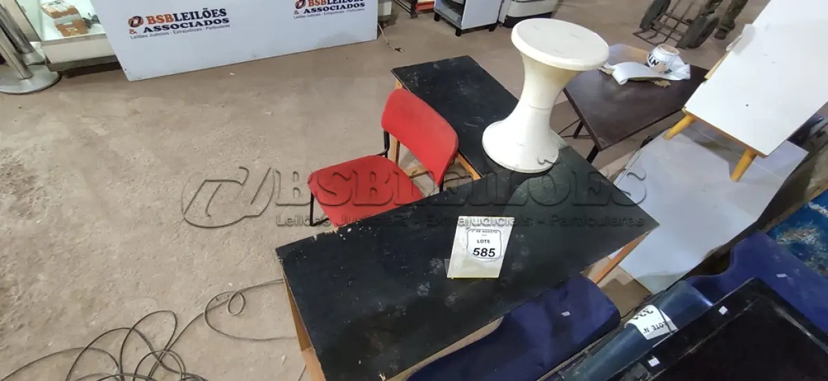 LOTE 585 - 01 MESA EM L, 01 CADEIRA COM PÉS FIXOS E 01 BANQUETA BAIXA EM PLÁSTICO. (NO ESTADO) ATENÇÃO! FAZER A VISITAÇÃO ANTES DE ARREMATAR, NÃO SABEMOS SE FUNCIONA, LEILÃO NÃO TEM GARANTIA E NEM DEVOLUÇÃO, SUJEITO A POSSÍVEIS AVARIAS VISÍVEIS/OCULTAS E/OU AUSÊNCIA DE COMPONENTES.