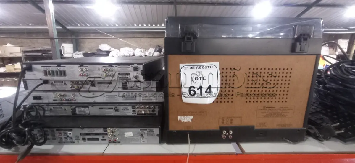 LOTE 614 - 01 APARELHO DE SOM 3 EM 1 E 05 APARELHOS DE DVD DE MARCAS E MODELOS DIVERSOS. (NO ESTADO) ATENÇÃO! FAZER A VISITAÇÃO ANTES DE ARREMATAR, NÃO SABEMOS SE FUNCIONA, LEILÃO NÃO TEM GARANTIA E NEM DEVOLUÇÃO, SUJEITO A POSSÍVEIS AVARIAS VISÍVEIS/OCULTAS E/OU AUSÊNCIA DE COMPONENTES.