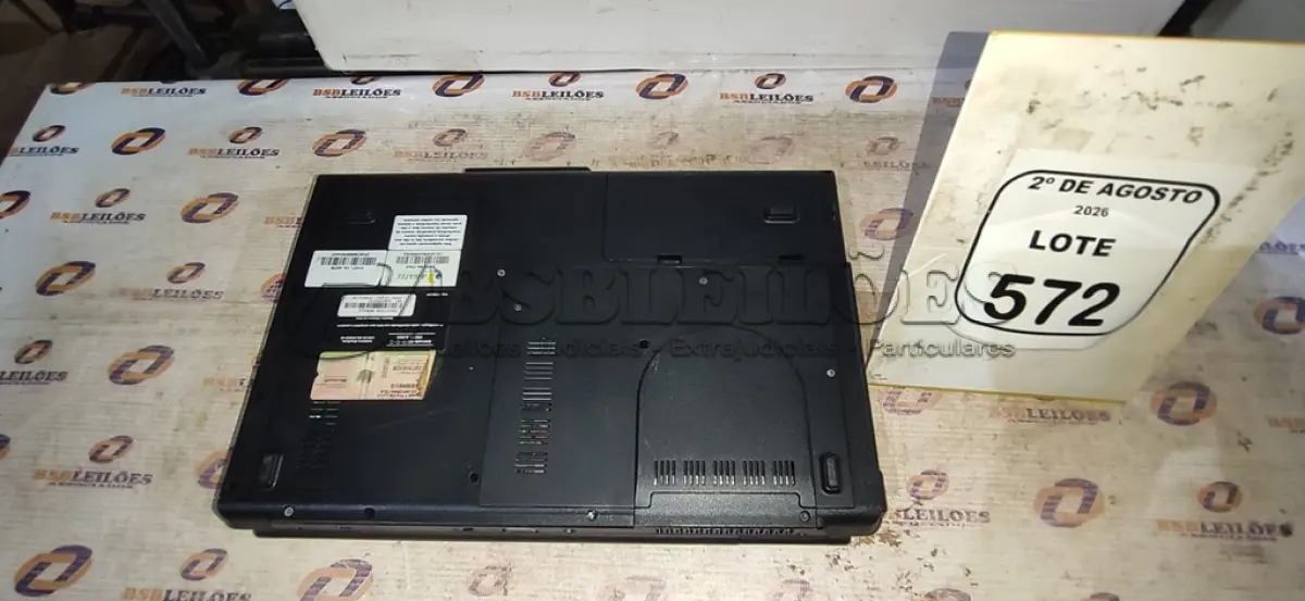 LOTE 572 - 01 NOTEBOOK MARCA POSITIVO SEM FONTE. (NO ESTADO) ATENÇÃO! FAZER A VISITAÇÃO ANTES DE ARREMATAR, NÃO SABEMOS SE FUNCIONA, LEILÃO NÃO TEM GARANTIA E NEM DEVOLUÇÃO, SUJEITO A POSSÍVEIS AVARIAS VISÍVEIS/OCULTAS E/OU AUSÊNCIA DE COMPONENTES.