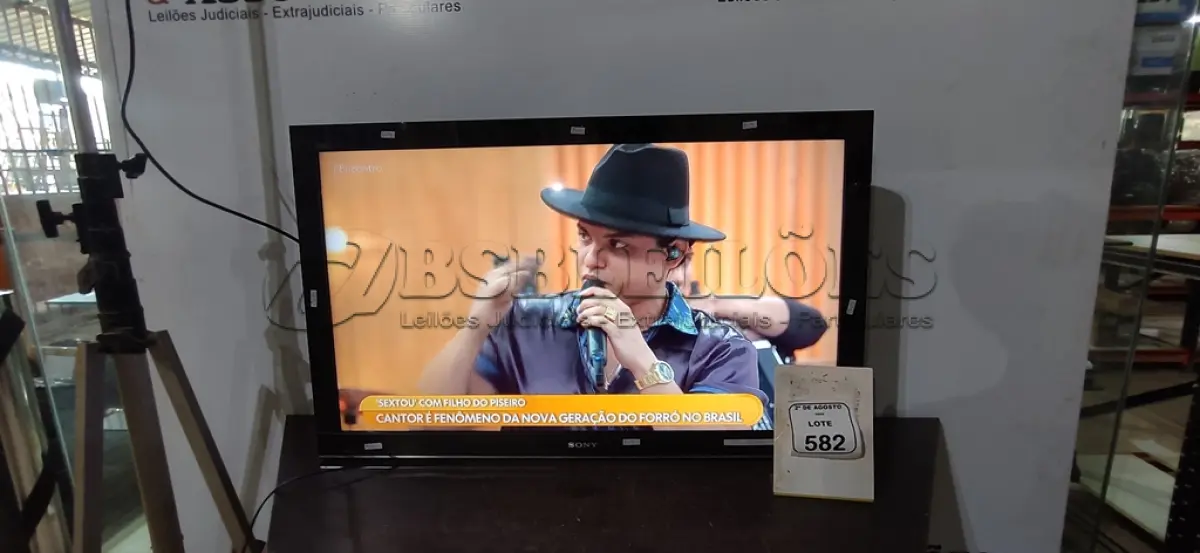 LOTE 582 - O1 TV 40’’ MARCA SONY. (NO ESTADO) ATENÇÃO! FAZER A VISITAÇÃO ANTES DE ARREMATAR, NÃO SABEMOS SE FUNCIONA, LEILÃO NÃO TEM GARANTIA E NEM DEVOLUÇÃO, SUJEITO A POSSÍVEIS AVARIAS VISÍVEIS/OCULTAS E/OU AUSÊNCIA DE COMPONENTES.