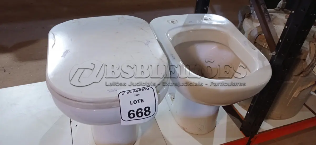 LOTE 668 - 02 VASOS SANITÁRIOS. (NO ESTADO) ATENÇÃO! FAZER A VISITAÇÃO ANTES DE ARREMATAR, NÃO SABEMOS SE FUNCIONA, LEILÃO NÃO TEM GARANTIA E NEM DEVOLUÇÃO, SUJEITO A POSSÍVEIS AVARIAS VISÍVEIS/OCULTAS E/OU AUSÊNCIA DE COMPONENTES.