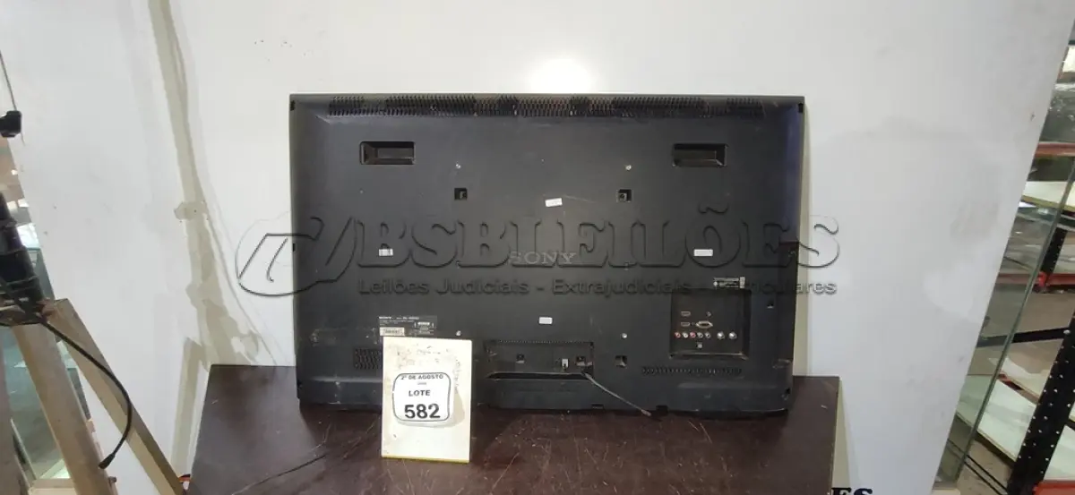 LOTE 582 - O1 TV 40’’ MARCA SONY. (NO ESTADO) ATENÇÃO! FAZER A VISITAÇÃO ANTES DE ARREMATAR, NÃO SABEMOS SE FUNCIONA, LEILÃO NÃO TEM GARANTIA E NEM DEVOLUÇÃO, SUJEITO A POSSÍVEIS AVARIAS VISÍVEIS/OCULTAS E/OU AUSÊNCIA DE COMPONENTES.