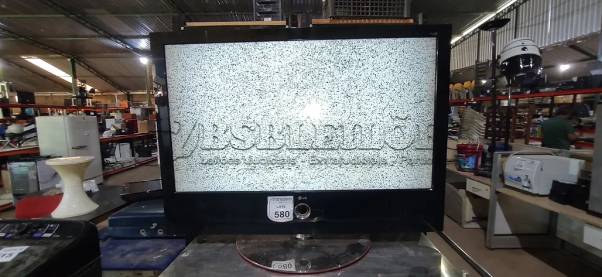 LOTE 580 - 01 TV 47’’ MARCA LG. (NO ESTADO) ATENÇÃO! FAZER A VISITAÇÃO ANTES DE ARREMATAR, NÃO SABEMOS SE FUNCIONA, LEILÃO NÃO TEM GARANTIA E NEM DEVOLUÇÃO, SUJEITO A POSSÍVEIS AVARIAS VISÍVEIS/OCULTAS E/OU AUSÊNCIA DE COMPONENTES.