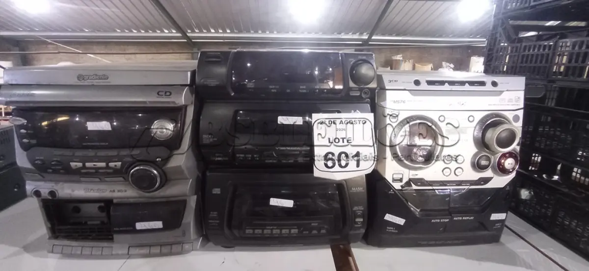 LOTE 601 - 03 APARELHOS DE SOM DE MARCA E MODELOS DIVERSOS. (NO ESTADO) ATENÇÃO! FAZER A VISITAÇÃO ANTES DE ARREMATAR, NÃO SABEMOS SE FUNCIONA, LEILÃO NÃO TEM GARANTIA E NEM DEVOLUÇÃO, SUJEITO A POSSÍVEIS AVARIAS VISÍVEIS/OCULTAS E/OU AUSÊNCIA DE COMPONENTES.