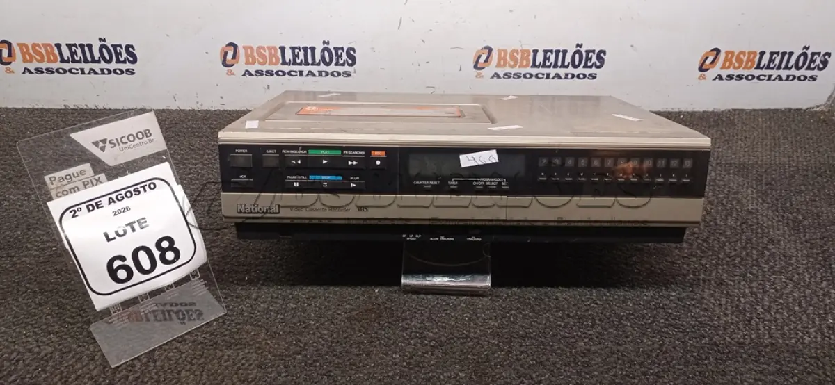 LOTE 608 - 01 GRAVADOR DE VÍDEO CASSETE MARCA NATIONAL. (NO ESTADO) ATENÇÃO! FAZER A VISITAÇÃO ANTES DE ARREMATAR, NÃO SABEMOS SE FUNCIONA, LEILÃO NÃO TEM GARANTIA E NEM DEVOLUÇÃO, SUJEITO A POSSÍVEIS AVARIAS VISÍVEIS/OCULTAS E/OU AUSÊNCIA DE COMPONENTES.