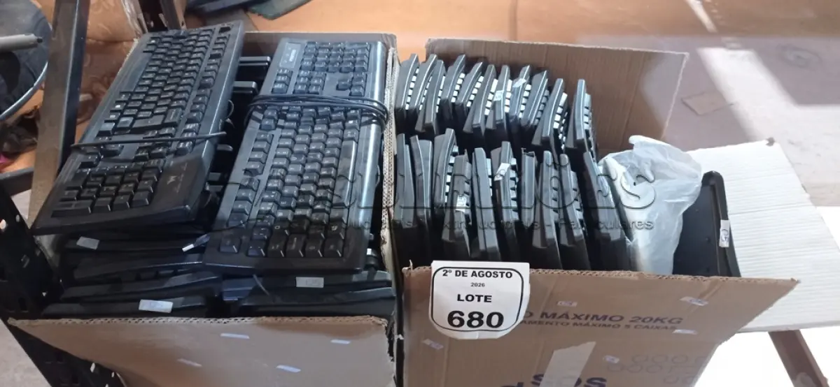 LOTE 680 - 01 LOTE COM GRANDE QUANTIDADE DE TECLADOS DE PC DE MARCAS E MODELOS DIVERSOS. (NO ESTADO) ATENÇÃO! FAZER A VISITAÇÃO ANTES DE ARREMATAR, NÃO SABEMOS SE FUNCIONA, LEILÃO NÃO TEM GARANTIA E NEM DEVOLUÇÃO, SUJEITO A POSSÍVEIS AVARIAS VISÍVEIS/OCULTAS E/OU AUSÊNCIA DE COMPONENTES.
