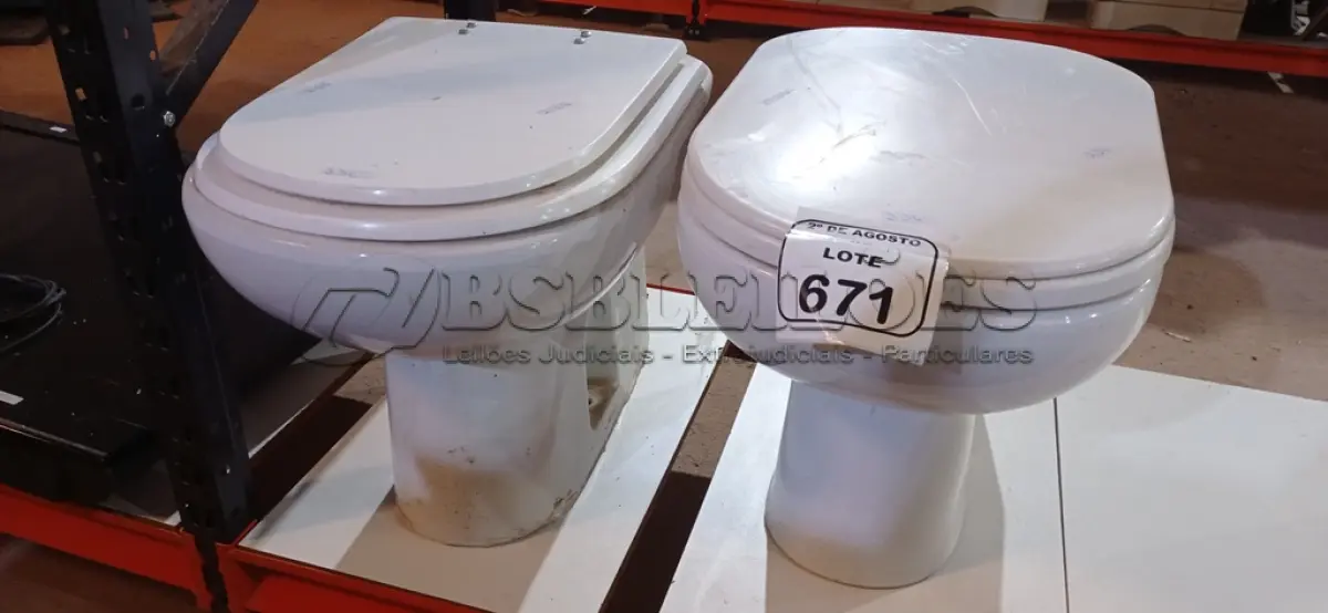 LOTE 671 - 02 VASOS SANITÁRIOS. (NO ESTADO) ATENÇÃO! FAZER A VISITAÇÃO ANTES DE ARREMATAR, NÃO SABEMOS SE FUNCIONA, LEILÃO NÃO TEM GARANTIA E NEM DEVOLUÇÃO, SUJEITO A POSSÍVEIS AVARIAS VISÍVEIS/OCULTAS E/OU AUSÊNCIA DE COMPONENTES.