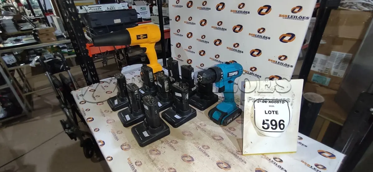 LOTE 596 - 01 SOPRADOR A BATERIA MARCA RHOTSTAR, 01 PARAFUSADEIRA 20V MARCA TSSAPER E 09 RÁDIOS COMUNICADORES MARCA MOTOROLA. (NO ESTADO) ATENÇÃO! FAZER A VISITAÇÃO ANTES DE ARREMATAR, NÃO SABEMOS SE FUNCIONA, LEILÃO NÃO TEM GARANTIA E NEM DEVOLUÇÃO, SUJEITO A POSSÍVEIS AVARIAS VISÍVEIS/OCULTAS E/OU AUSÊNCIA DE COMPONENTES.