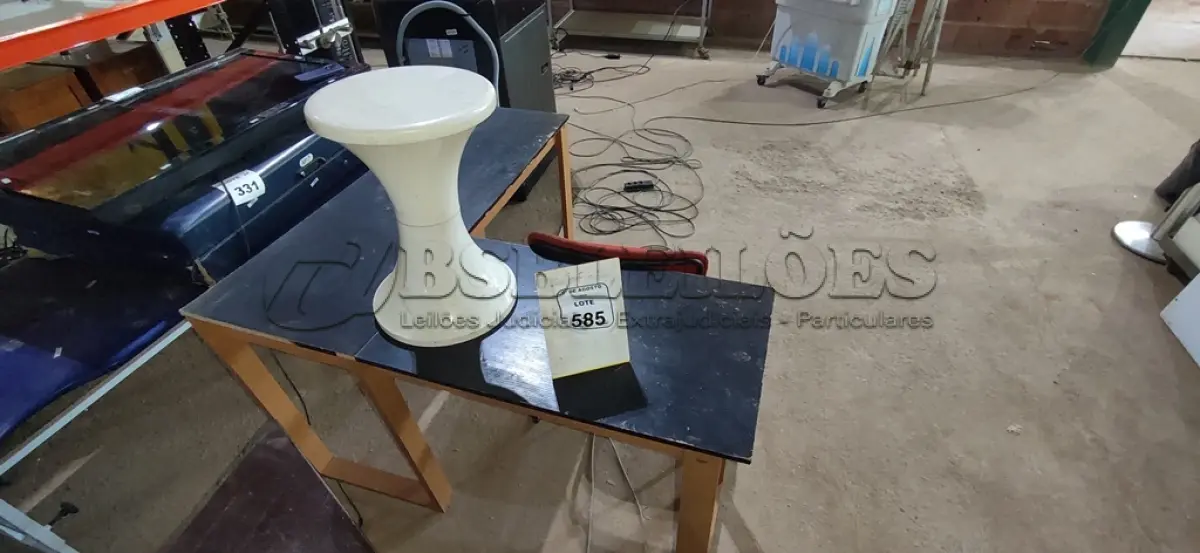 LOTE 585 - 01 MESA EM L, 01 CADEIRA COM PÉS FIXOS E 01 BANQUETA BAIXA EM PLÁSTICO. (NO ESTADO) ATENÇÃO! FAZER A VISITAÇÃO ANTES DE ARREMATAR, NÃO SABEMOS SE FUNCIONA, LEILÃO NÃO TEM GARANTIA E NEM DEVOLUÇÃO, SUJEITO A POSSÍVEIS AVARIAS VISÍVEIS/OCULTAS E/OU AUSÊNCIA DE COMPONENTES.
