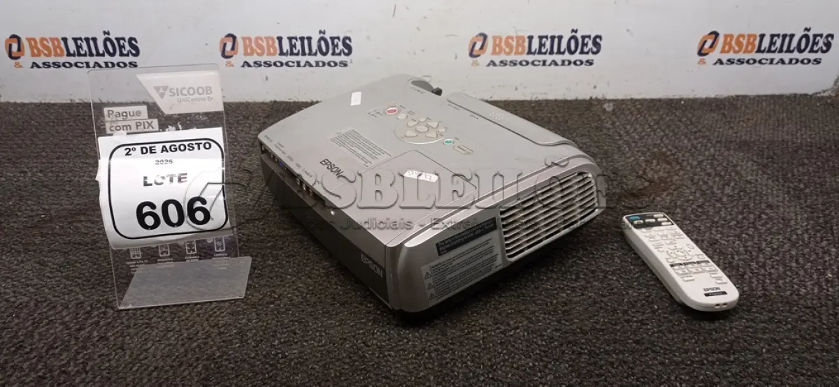 LOTE 606 - 01 PROJETOR MARCA EPSON. (NO ESTADO) ATENÇÃO! FAZER A VISITAÇÃO ANTES DE ARREMATAR, NÃO SABEMOS SE FUNCIONA, LEILÃO NÃO TEM GARANTIA E NEM DEVOLUÇÃO, SUJEITO A POSSÍVEIS AVARIAS VISÍVEIS/OCULTAS E/OU AUSÊNCIA DE COMPONENTES.