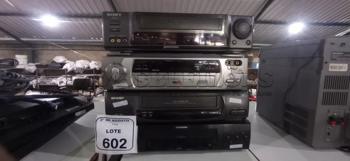 LOTE 602 - 04 APARELHOS DE VÍDEO CASSETE DE MARCAS E MODELOS DIVERSOS. (NO ESTADO) ATENÇÃO! FAZER A VISITAÇÃO ANTES DE ARREMATAR, NÃO SABEMOS SE FUNCIONA, LEILÃO NÃO TEM GARANTIA E NEM DEVOLUÇÃO, SUJEITO A POSSÍVEIS AVARIAS VISÍVEIS/OCULTAS E/OU AUSÊNCIA DE COMPONENTES.