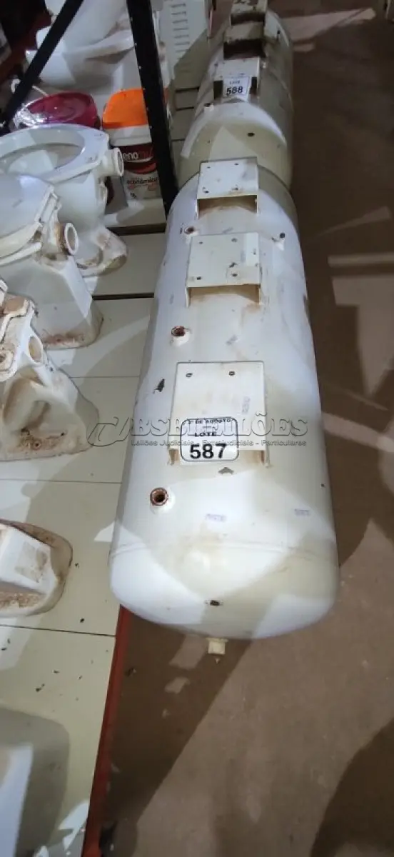 LOTE 587 - 01 CILINDRO DE COMPRESSOR DE AR. (NO ESTADO) ATENÇÃO! FAZER A VISITAÇÃO ANTES DE ARREMATAR, NÃO SABEMOS SE FUNCIONA, LEILÃO NÃO TEM GARANTIA E NEM DEVOLUÇÃO, SUJEITO A POSSÍVEIS AVARIAS VISÍVEIS/OCULTAS E/OU AUSÊNCIA DE COMPONENTES.