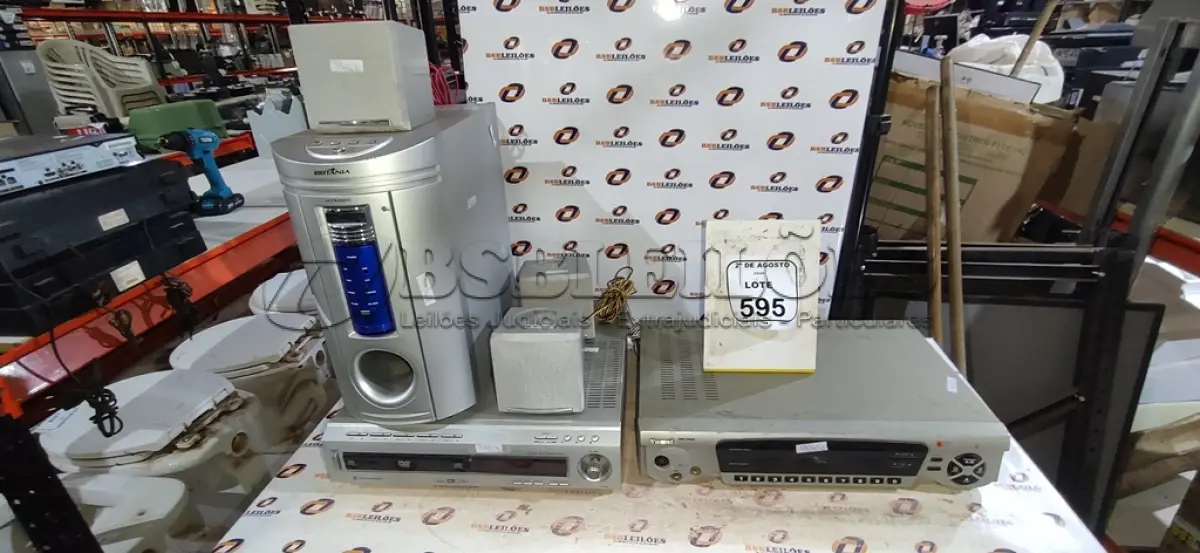 LOTE 595 - 01 VIDEOKÊ MODELO VMP-2500S MARCA RAF, 01 LEITOR DE DVD DE 5 DISCOS, 01 SUBWOOFER E 03 CAIXAS DE SOM PEQUENAS. (NO ESTADO) ATENÇÃO! FAZER A VISITAÇÃO ANTES DE ARREMATAR, NÃO SABEMOS SE FUNCIONA, LEILÃO NÃO TEM GARANTIA E NEM DEVOLUÇÃO, SUJEITO A POSSÍVEIS AVARIAS VISÍVEIS/OCULTAS E/OU AUSÊNCIA DE COMPONENTES.
