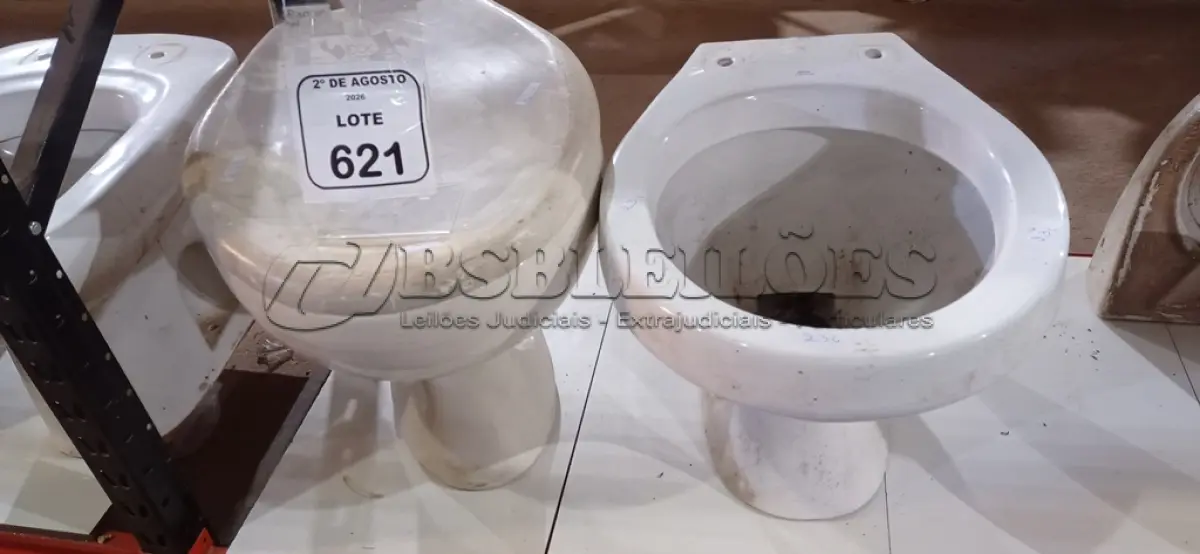 LOTE 621 - 02 VASOS SANITÁRIOS. (NO ESTADO) ATENÇÃO! FAZER A VISITAÇÃO ANTES DE ARREMATAR, NÃO SABEMOS SE FUNCIONA, LEILÃO NÃO TEM GARANTIA E NEM DEVOLUÇÃO, SUJEITO A POSSÍVEIS AVARIAS VISÍVEIS/OCULTAS E/OU AUSÊNCIA DE COMPONENTES.