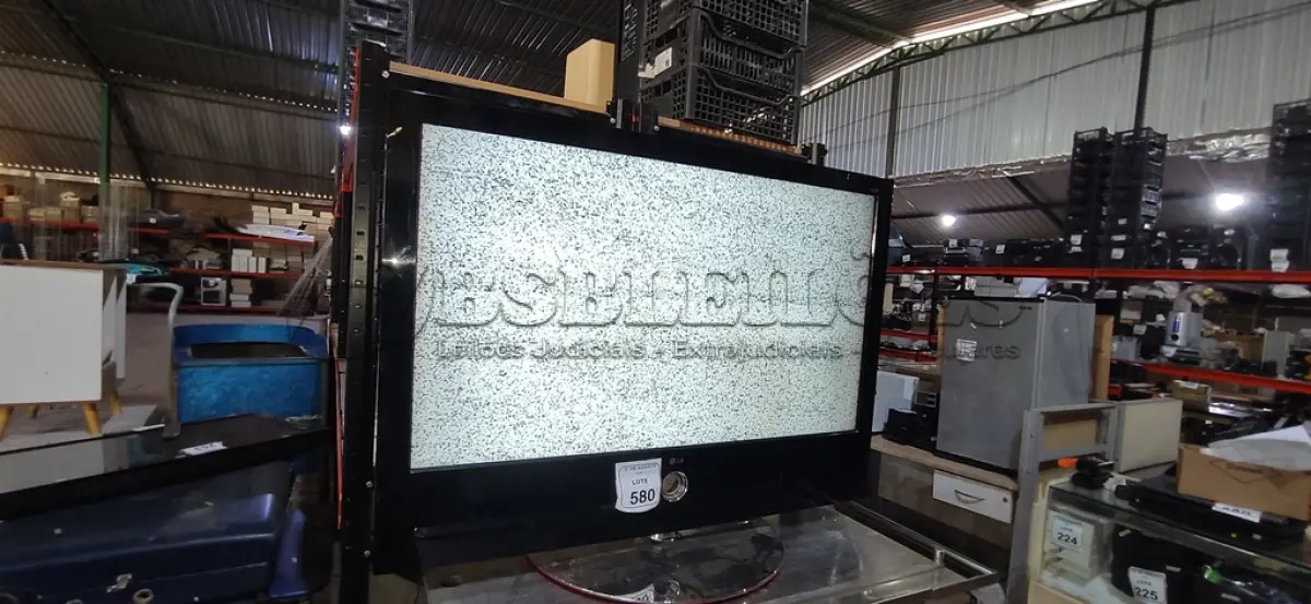 LOTE 580 - 01 TV 47’’ MARCA LG. (NO ESTADO) ATENÇÃO! FAZER A VISITAÇÃO ANTES DE ARREMATAR, NÃO SABEMOS SE FUNCIONA, LEILÃO NÃO TEM GARANTIA E NEM DEVOLUÇÃO, SUJEITO A POSSÍVEIS AVARIAS VISÍVEIS/OCULTAS E/OU AUSÊNCIA DE COMPONENTES.