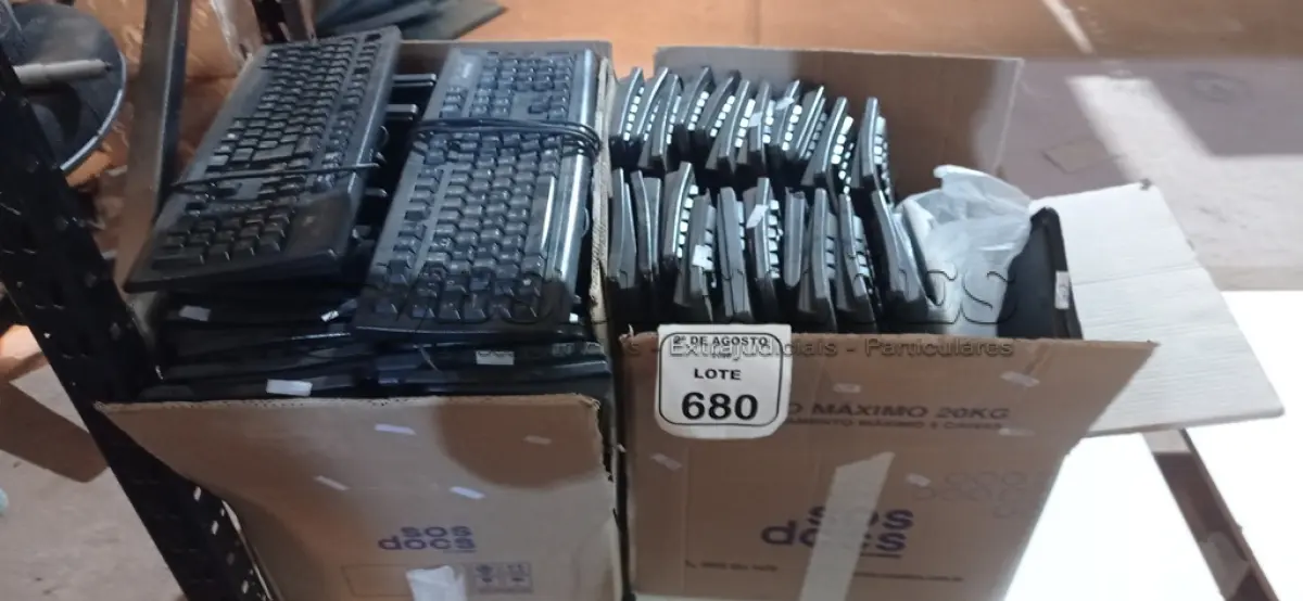 LOTE 680 - 01 LOTE COM GRANDE QUANTIDADE DE TECLADOS DE PC DE MARCAS E MODELOS DIVERSOS. (NO ESTADO) ATENÇÃO! FAZER A VISITAÇÃO ANTES DE ARREMATAR, NÃO SABEMOS SE FUNCIONA, LEILÃO NÃO TEM GARANTIA E NEM DEVOLUÇÃO, SUJEITO A POSSÍVEIS AVARIAS VISÍVEIS/OCULTAS E/OU AUSÊNCIA DE COMPONENTES.