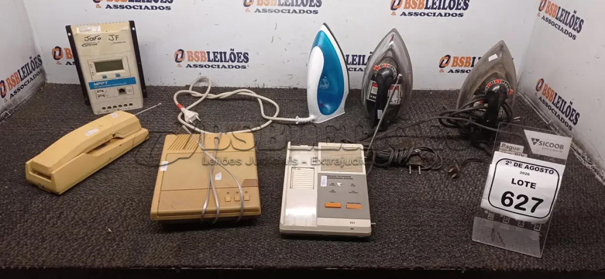 LOTE 627 - 03 FERROS DE PASSAR, 01 SECRETÁRIA ELETRÔNICA E 01 CONTROLADOR DE CARGA SOLAR. (NO ESTADO) ATENÇÃO! FAZER A VISITAÇÃO ANTES DE ARREMATAR, NÃO SABEMOS SE FUNCIONA, LEILÃO NÃO TEM GARANTIA E NEM DEVOLUÇÃO, SUJEITO A POSSÍVEIS AVARIAS VISÍVEIS/OCULTAS E/OU AUSÊNCIA DE COMPONENTES.