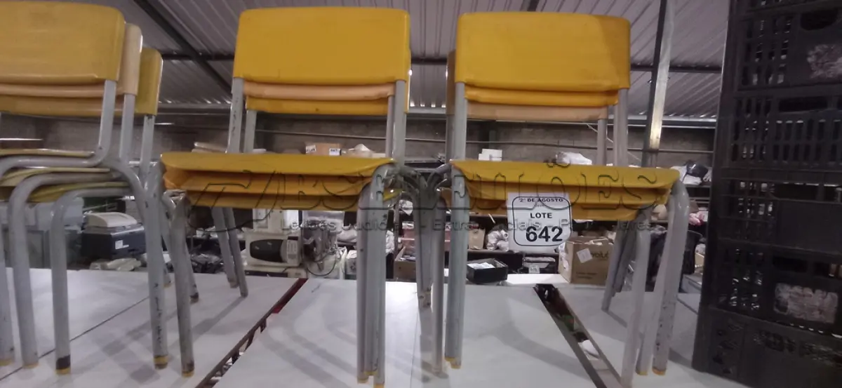 LOTE 642 - 06 CADEIRAS INFANTIS NA COR AMARELA. (NO ESTADO) ATENÇÃO! FAZER A VISITAÇÃO ANTES DE ARREMATAR, NÃO SABEMOS SE FUNCIONA, LEILÃO NÃO TEM GARANTIA E NEM DEVOLUÇÃO, SUJEITO A POSSÍVEIS AVARIAS VISÍVEIS/OCULTAS E/OU AUSÊNCIA DE COMPONENTES.